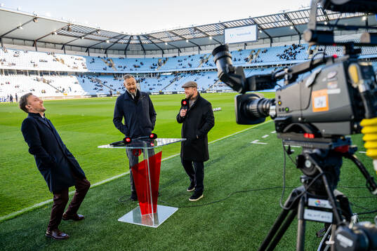 TV4s Axel Pileby, Olof Lundh och John Guidetti