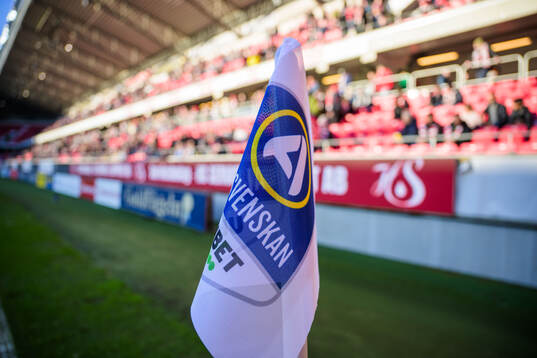 En hörnflagga med allsvenskans logotyp