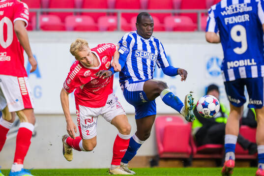 Kalmars Victor Larsson och IFK Göteborgs Saidou Alioum