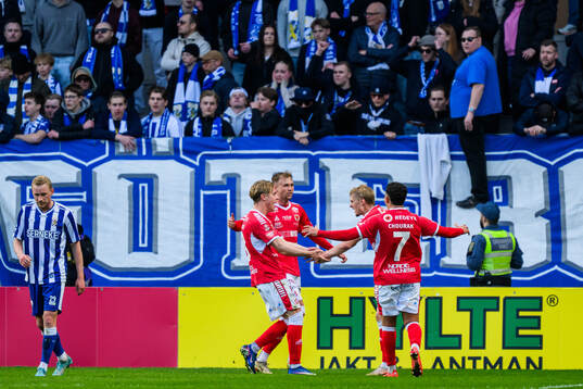 Kalmars Charlie Rosenqvist jublar med lagkamrater