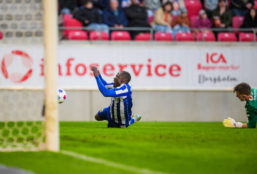 IFK Göteborgs Saidou Alioum Moubarak och Kalmars målvakt