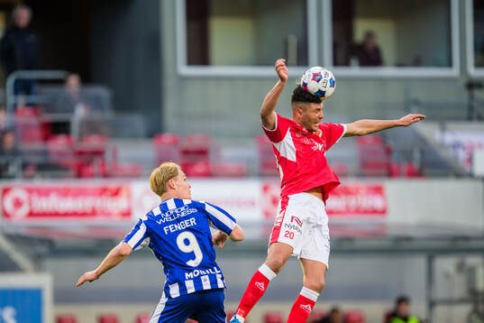 IFK Göteborgs Max Fenger och Kalmars Achraf Dari
