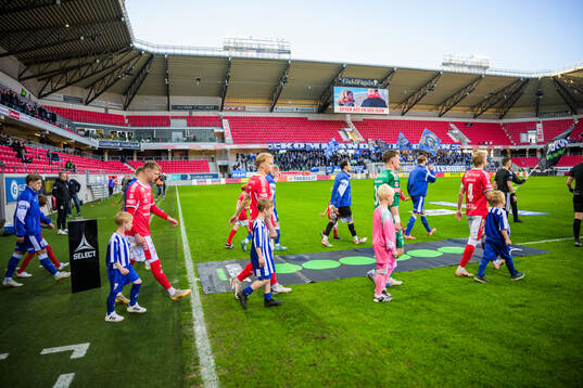 Spelarna marscherar in
