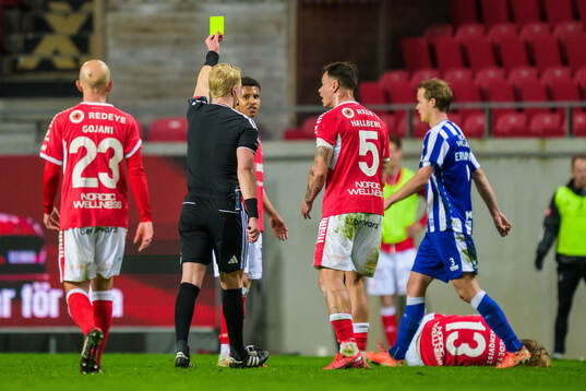 Domare Adam Ladebäck och IFK Göteborgs August Erlingmark