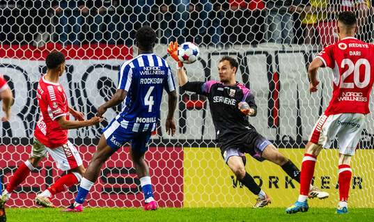 Kalmars Anthony Olusanya och IFK Göteborgs målvakt Elis