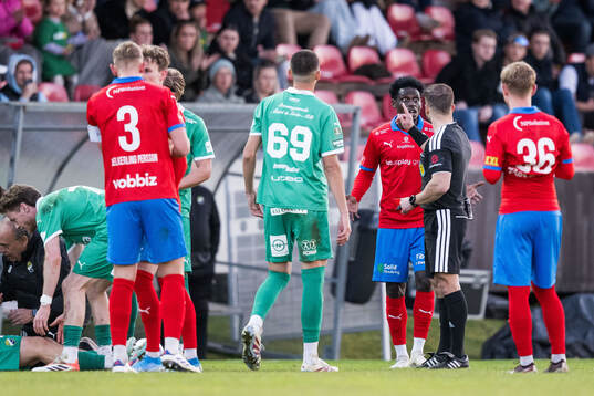 Domare Rinon Hasani dömer rött kort till Helsingborgs