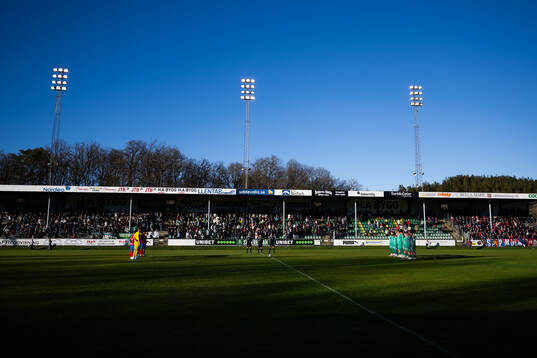 Helsingborgs och Ljungskiles spelare vid en tyst minut