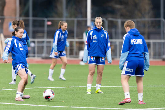 IFK Norrköpings spelare värmer upp