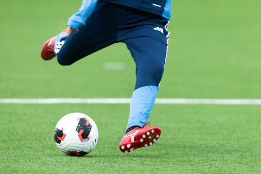 En spelare skjuter en boll