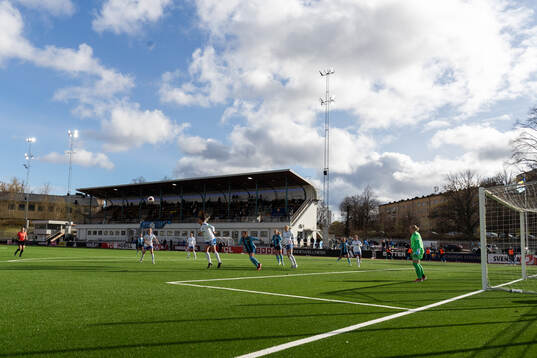 IFK Norrköpings rensar undan bollen vid en hörna