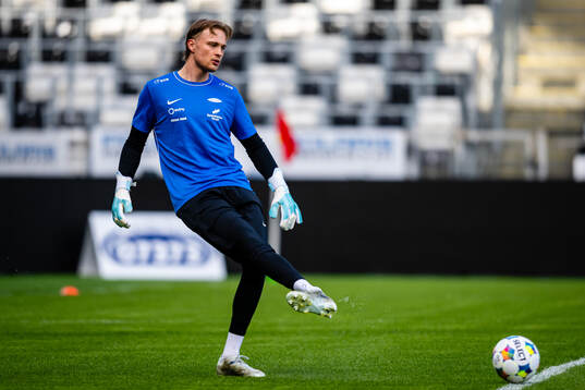 Goalkeeper Simen Vidtun Nilsen of Brann warms up