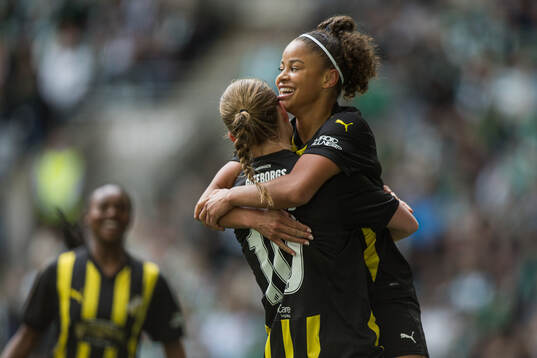 Anna Anvegård and Felicia Schröder of Häcken celebrates