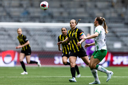 Anna Anvegård of Häcken and Gudrun Arnardottir of Hammarby