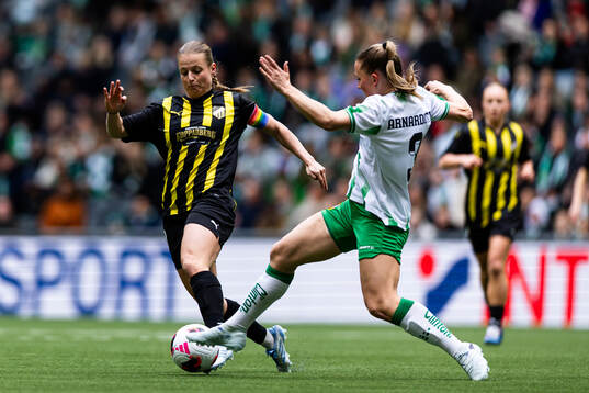 Anna Anvegård of Häcken and Gudrun Arnardottir of Hammarby