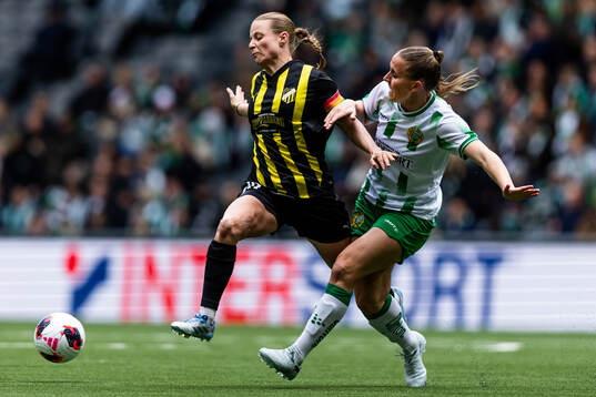 Anna Anvegård of Häcken and Gudrun Arnardottir of Hammarby