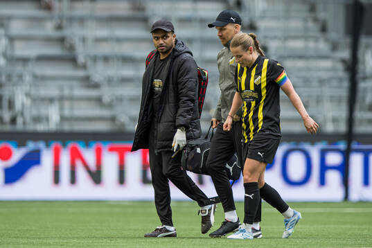 Anna Anvegård of Häcken in pain and receives medical