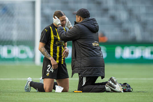 Tabby Tindell of Häcken in pain and receives medical