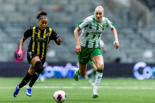 Felicia Schröder of Häcken and Emelie Bragstad of