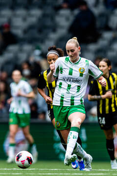 Emelie Bragstad of Hammarby and Felicia Schröder of Häcken