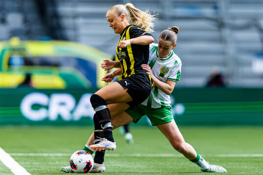 Alva Selerud of Häcken and Sofia Reidy of Hammarby