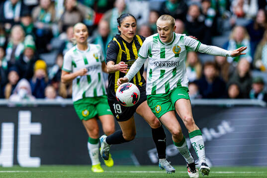 Nesrin Akgun  of Häcken and Elin Sørum of Hammarby