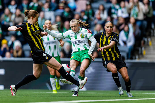 Emma Östlund of Häcken, Elin Sørum of Hammarby and