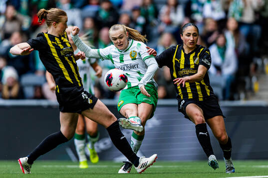 Emma Östlund of Häcken, Elin Sørum of Hammarby and