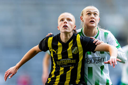 Thelma Karen Pálmadottir of Häcken and Elin Sørum of