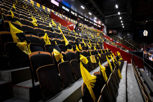 Flaggor uppställda på läktaren