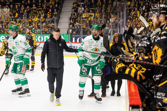 Rögles Daniel Zaar har ont och får vård