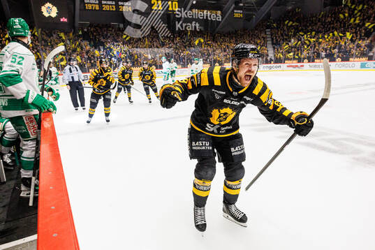 Skellefteås Mikkel Aagaard jublar