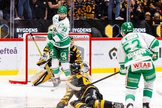 Rögles Josh Dickinson framför Skellefteås målvakt