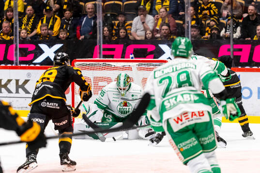 Rögles målvakt Christoffer Rifalk med räddning