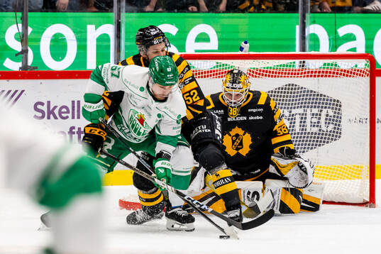 Rögles Leon Bristedt framför Skellefteås målvakt