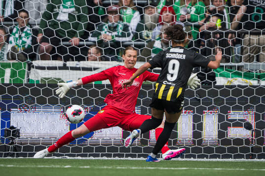 Felicia Schröder of Häcken scores the 0-1 goal behind