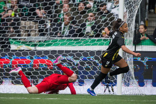 Felicia Schröder of Häcken celebrates the 0-1 goal