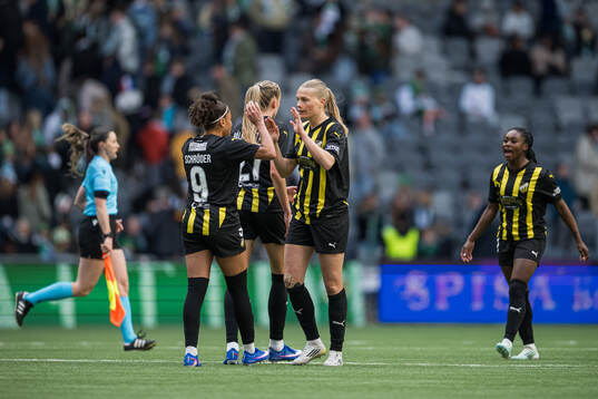 Felicia Schröder and Stine Sandbech of Häcken celebrate