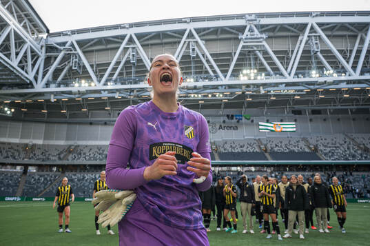 Goalkeeper Fanney Birkisdottir of Häcken celebrates