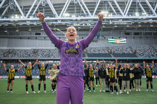 Goalkeeper Fanney Birkisdottir of Häcken celebrates