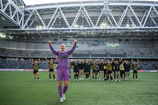 Goalkeeper Fanney Birkisdottir of Häcken celebrates