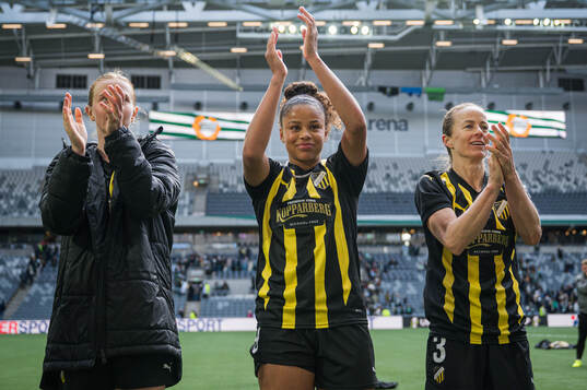 Felicia Schröder and Aivi Luik of Häcken celebrate