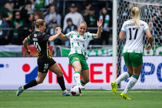 Anna Anvegård of Häcken and Gudrun Arnardottir of Hammarby