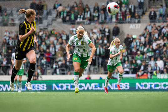 Emma Östlund of Häcken and Stina Lennartsson of Hammarby