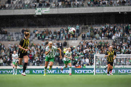 Emma Östlund of Häcken and Stina Lennartsson of Hammarby