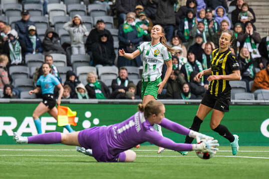 Svea Rehnberg of Hammarby and Aivi Luik of Häcken