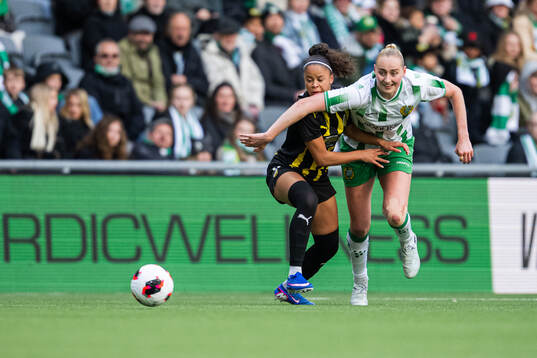 Felicia Schröder of Häcken and Emelie Bragstad of Hammarby