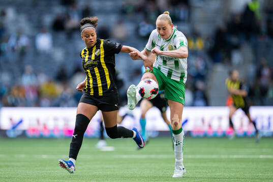 Felicia Schröder of Häcken and Emelie Bragstad of Hammarby