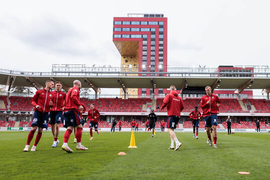 Östers spelare värmer upp
