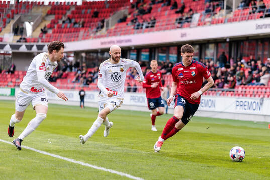 Östersunds Daniel Miljanovic och Curtis Edwards mot