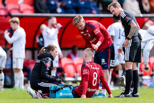Östers Daniel Ask har ont och får vård